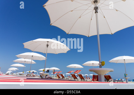 De nombreux parasols et chaises blanc sur la plage de Rimini, Italie Banque D'Images