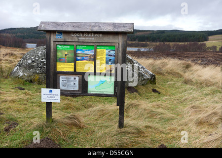 Panneau d'information à Loch Ruthven, une réserve près de RSPB Dores dans l'Inverness-shire, Scotland Banque D'Images