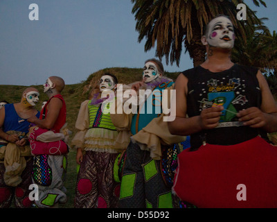 "Traditionnelle" des écoles de samba urgas et pendant la procession qui démarre officiellement Llamadas le carnaval de Montevideo, Uruguay Banque D'Images