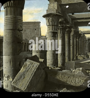 Cette image représente le Temple de Philae, situé en Egypte. Le temple est dédié à la déesse Isis et est réputé pour ses grandes colonnes et ses hiéroglyphes bien conservés. Philae était un important centre religieux dans l'Egypte ancienne. Banque D'Images