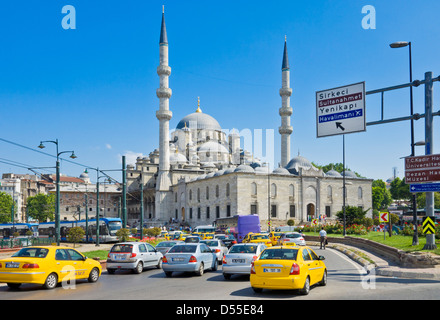 Le trafic important, des taxis jaunes et des tramways, en face de la mosquée Yeni Cami (Nouveau), Eminonu, Istanbul, Turquie Banque D'Images