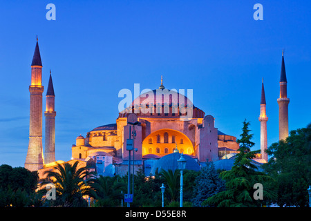 Sainte-sophie ou l'église de la Sainte Sagesse illuminée la nuit, Sultanahmet, Istanbul, Turquie Banque D'Images