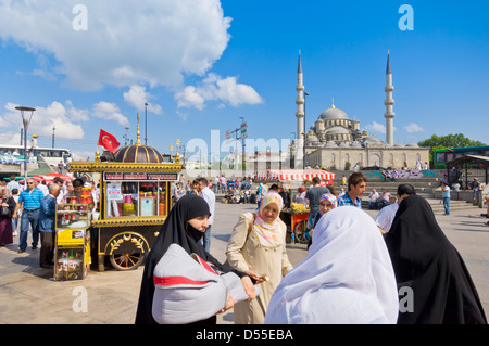 Des foules de gens occupés après le travail, en face de la mosquée Yeni Cami (Nouveau), Eminonu, Istanbul, Turquie Banque D'Images