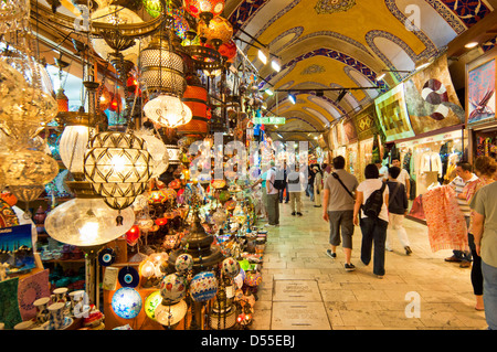 Les touristes dans le Grand Bazar, Kapali Carsi, Sultanahmet, Istanbul, Turquie Banque D'Images