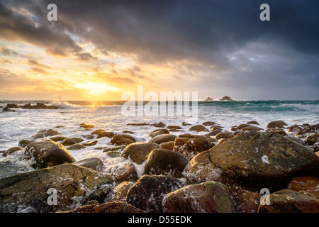 Coucher de soleil sur la plage de Porth Nanven, Cornwall Banque D'Images