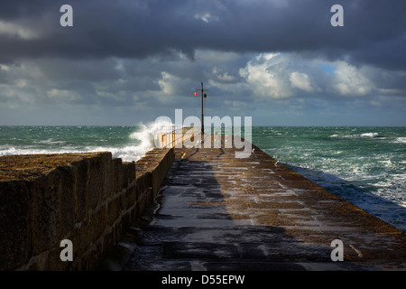 Une vague de grèves jetée de Porthleven à Cornwall. Stormy mais ensoleillé. Banque D'Images