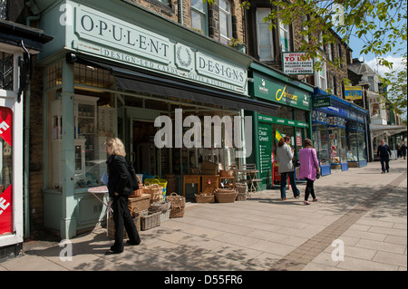 Des détaillants indépendants (petits magasins) sont populaires avec les personnes visitant la ville pittoresque et shopping - Sunny View du Grove, Ilkley, West Yorkshire, Royaume-Uni. Banque D'Images