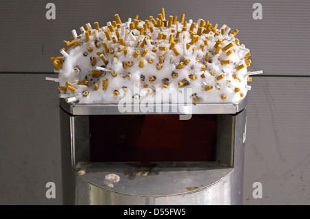 Berlin, Allemagne, la cigarette coincé dans la neige d'une poubelle Banque D'Images