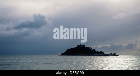 Sombres nuages sur St Michael's Mount, Cornwall Banque D'Images