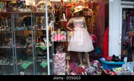 Un mannequin portant un 1950 robe rose et chapeau dans une boutique d'antiquités, Camden Passage, fenêtre d'Islington, London N1 England UK Banque D'Images