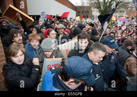 Brighton, UK. 25 mars, 2013. Une manifestation pacifique à l'Université de Sussex à Brighton a sombré dans la violence et le chaos aujourd'hui comme anarchistes masqués ont causé des difficultés, nécessitant l'arrivée de la police anti-émeute. Banque D'Images