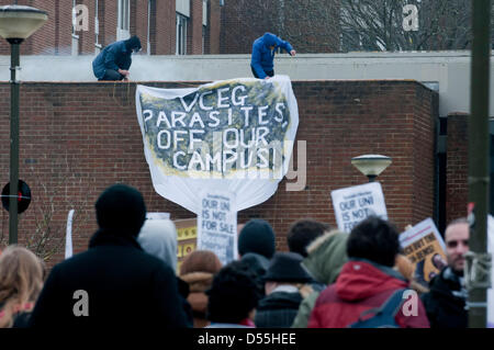 Brighton, UK. 25 mars, 2013. Une manifestation pacifique à l'Université de Sussex à Brighton a sombré dans la violence et le chaos aujourd'hui comme anarchistes masqués ont causé des difficultés, nécessitant l'arrivée de la police anti-émeute. Banque D'Images