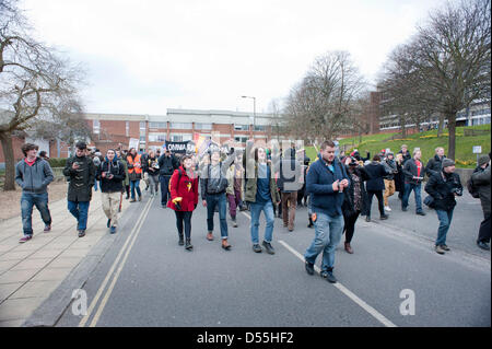 Brighton, UK. 25 mars, 2013. Une manifestation pacifique à l'Université de Sussex à Brighton a sombré dans la violence et le chaos aujourd'hui comme anarchistes masqués ont causé des difficultés, nécessitant l'arrivée de la police anti-émeute. Banque D'Images