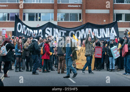 Brighton, UK. 25 mars, 2013. Une manifestation pacifique à l'Université de Sussex à Brighton a sombré dans la violence et le chaos aujourd'hui comme anarchistes masqués ont causé des difficultés, nécessitant l'arrivée de la police anti-émeute. Banque D'Images