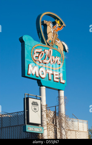 Un motel sign le long de la Route 66 à Albuquerque, Nouveau Mexique a connu des jours meilleurs. Banque D'Images