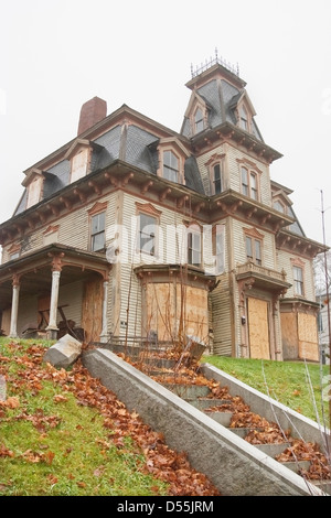 Maison de style ancien Empire abandonnés dans le Maine. Banque D'Images