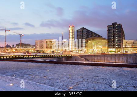 Berlin, Allemagne, la gare centrale de Berlin et de la Spree en hiver Banque D'Images