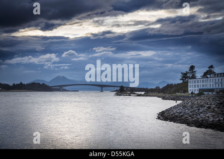 Crépuscule sur le Loch Alsh et le pont de Skye, Kyle of Lochalsh, West Highlands, Ecosse Banque D'Images