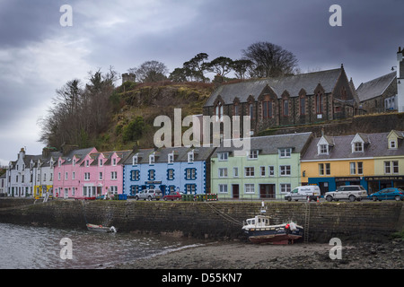 Maisons multicolores dans le port de Portree, Isle of Skye, Scotland Banque D'Images