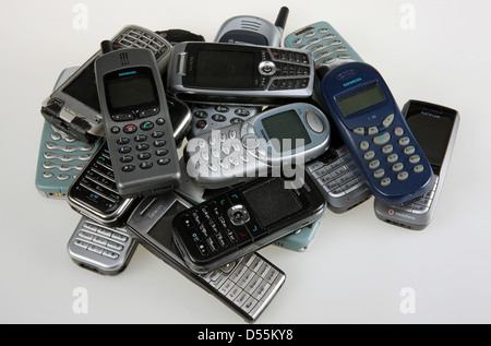 Berlin, Allemagne, sur un tas de vieux téléphones cellulaires Banque D'Images