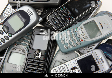 Berlin, Allemagne, sur un tas de vieux téléphones cellulaires Banque D'Images
