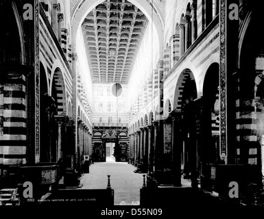 La cathédrale de Pise, située en Italie, est un chef-d'œuvre architectural de design roman. Cette image de 1895 met en valeur les détails complexes de la cathédrale, y compris sa célèbre tour penchée. La cathédrale fait partie de la Piazza dei Miracoli classée au patrimoine mondial de l'UNESCO. Banque D'Images