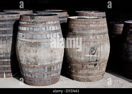 Barils de whisky stocké dans le Ben Nevis distillery warehouse alignés et empilés Banque D'Images