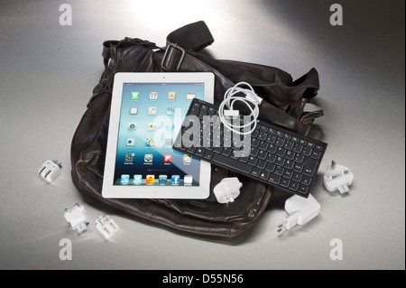 Hambourg, Allemagne, Apple iPad en blanc avec tous les accessoires Banque D'Images