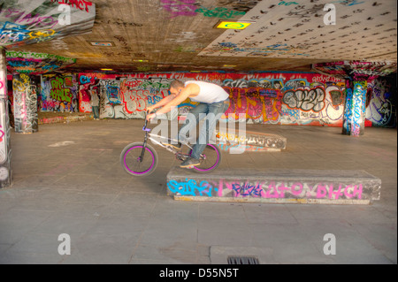 Les planches à roulettes et vélos BMX sous Waterloo Bridge Londres Angleterre. Banque D'Images