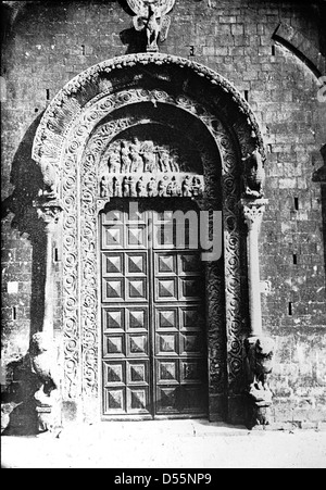 La cathédrale de Bitonto, située à Bitonto, en Italie, est un excellent exemple d'architecture romane. Il présente une belle façade et est un site religieux et historique important dans la région. Banque D'Images