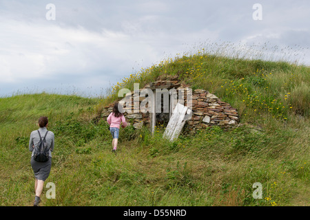 Mère et fille d'explorer un caveau à Elliston Terre-neuve Canada, l 'Root Cellar capitale du monde." Banque D'Images