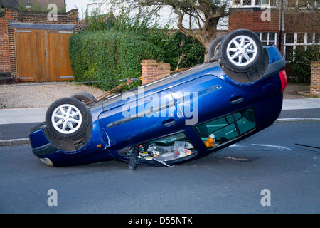 Voiture - Renault Clio - qui a perdu le contrôle et s'est écrasé dans une rue résidentielle calme UK / Road et tourner à l'envers. Banque D'Images