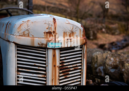 Tracteur ferguson vintage trouvés dans le Lake District, Cumbria Banque D'Images