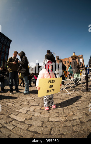 Des centaines de végétariens se rassemblent dans le Meatpacking District à New York pour l'Assemblée annuelle du Défilé de la Veggie Pride en Amérique. Banque D'Images