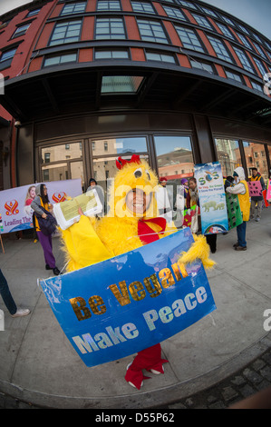 Des centaines de végétariens se rassemblent dans le Meatpacking District à New York pour l'Assemblée annuelle du Défilé de la Veggie Pride en Amérique. Banque D'Images