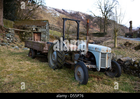 Tracteur ferguson vintage trouvés dans le Lake District, Cumbria Banque D'Images