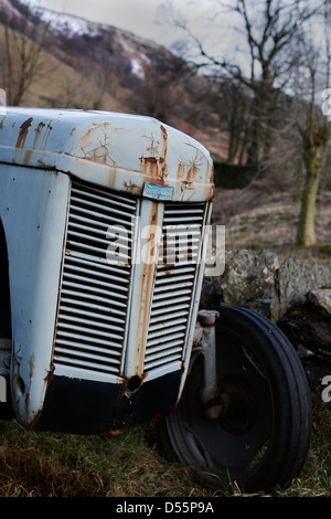 Tracteur ferguson vintage trouvés dans le Lake District, Cumbria Banque D'Images