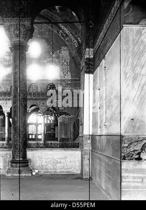 Une photographie de Sophia (Sainte-Sophie) à Istanbul, Turquie, en 1914. Autrefois cathédrale byzantine, plus tard mosquée, et aujourd'hui musée, elle est un chef-d'œuvre de l'architecture byzantine avec ses dômes massifs et sa riche histoire. Banque D'Images