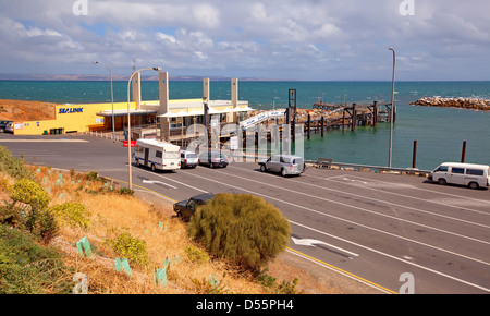 Attaché de Ferry Sealink ferry amarré quai location de voitures parc mer bateau terminal tout droit Chercheur Cape Jervis sur la péninsule de Fleurieu Banque D'Images