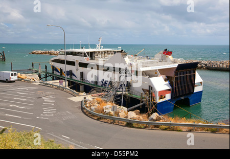 Attaché de Ferry Sealink ferry amarré quai location de voitures parc mer bateau terminal tout droit Chercheur Cape Jervis sur la péninsule de Fleurieu Penin Banque D'Images