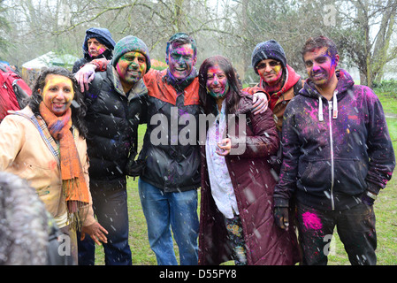 Des centaines de participants à braver le froid et la neige pour les fêtes de Holi Festival de célébrations aka couleur tenue à La Nouvelle-Orléans Chambre. Banque D'Images