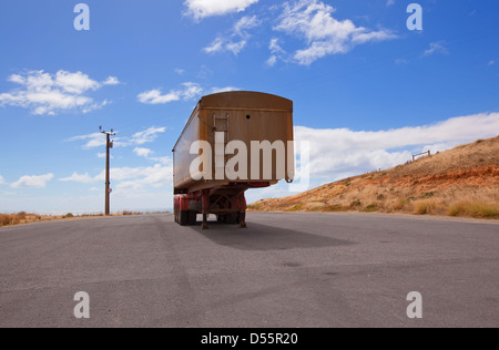 Un semi-remorque stationné dans le parking de Sealink Cape Jervis sur la péninsule de Fleurieu dans South Australia Banque D'Images