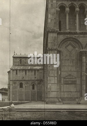 Une vue de la cathédrale de Pise, située à Pise, Italie, en 1910. La cathédrale fait partie de la Piazza dei Miracoli, connue pour son architecture romane et l'emblématique Tour penchée de Pise. Banque D'Images