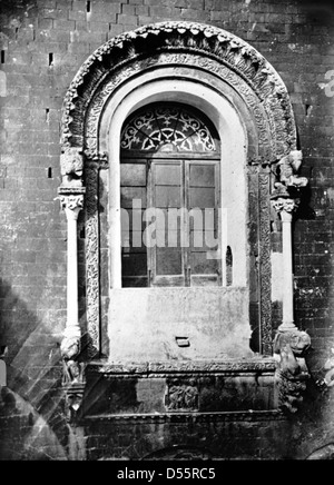 La cathédrale de Bitonto, située dans le sud de l'Italie, présente une architecture romane et un design complexe. L'image illustre la grandeur et l'importance historique de la cathédrale. Banque D'Images