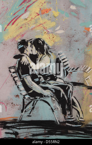Baiser entre les deux jeunes amants - graffiti à Rome Banque D'Images