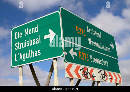 La jonction de route signalisation sur la R316 entre Bredasdorp et Arniston. Overburg, Afrique du Sud. Banque D'Images