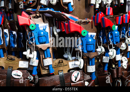 Les armes-jouets en exposition dans un magasin Banque D'Images