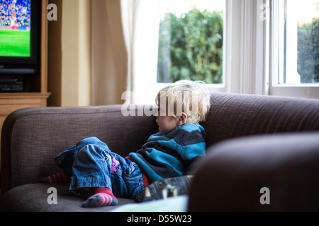 Jeune garçon à regarder la télévision Banque D'Images