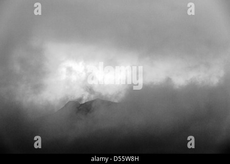 Vue en noir et blanc des nuages bas, la brume et le brouillard obscur partiellement la chaîne de l'Alaska, Denali National Park, Alaska, USA Banque D'Images