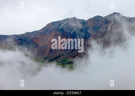Les nuages bas, la brume et le brouillard obscur partiellement la chaîne de l'Alaska, Denali National Park, Alaska, USA Banque D'Images